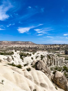 Doğal kaya oluşumunun panoramik görüntüsü, Kapadokya 'nın peri bacaları, Goreme, Türkiye güzel bir bahar mavi gökyüzü günü