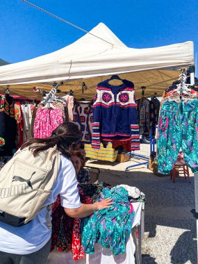 El sanatları, giysiler, çantalar, mutfak gereçleri, sepet, iç çamaşırı, ev eşyaları ve dekorasyon ve mücevher satıcılarıyla Alacati 'de yerel hafta sonu pazarı. 