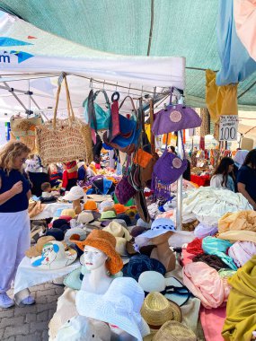 El sanatları, giysiler, çantalar, mutfak gereçleri, sepet, iç çamaşırı, ev eşyaları ve dekorasyon ve mücevher satıcılarıyla Alacati 'de yerel hafta sonu pazarı. 