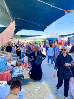 El sanatları, giysiler, çantalar, mutfak gereçleri, sepet, iç çamaşırı, ev eşyaları ve dekorasyon ve mücevher satıcılarıyla Alacati 'de yerel hafta sonu pazarı. 