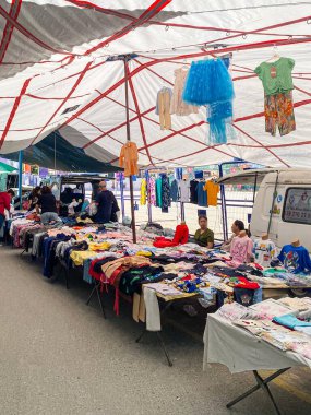 El sanatları, giysiler, çantalar, mutfak gereçleri, sepet, iç çamaşırı, ev eşyaları ve dekorasyon ve mücevher satıcılarıyla Alacati 'de yerel hafta sonu pazarı. 