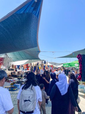 El sanatları, giysiler, çantalar, mutfak gereçleri, sepet, iç çamaşırı, ev eşyaları ve dekorasyon ve mücevher satıcılarıyla Alacati 'de yerel hafta sonu pazarı. 
