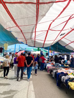 El sanatları, giysiler, çantalar, mutfak gereçleri, sepet, iç çamaşırı, ev eşyaları ve dekorasyon ve mücevher satıcılarıyla Alacati 'de yerel hafta sonu pazarı. 