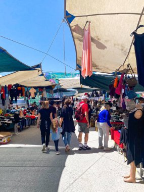 El sanatları, giysiler, çantalar, mutfak gereçleri, sepet, iç çamaşırı, ev eşyaları ve dekorasyon ve mücevher satıcılarıyla Alacati 'de yerel hafta sonu pazarı. 