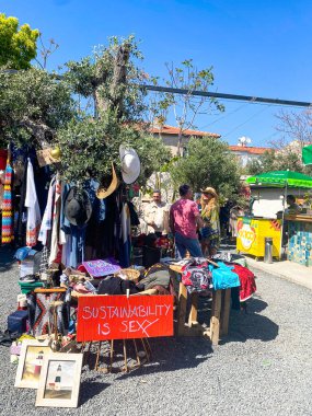 El sanatları, giysiler, çantalar, mutfak gereçleri, sepet, iç çamaşırı, ev eşyaları ve dekorasyon ve mücevher satıcılarıyla Alacati 'de yerel hafta sonu pazarı. 