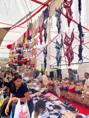 El sanatları, giysiler, çantalar, mutfak gereçleri, sepet, iç çamaşırı, ev eşyaları ve dekorasyon ve mücevher satıcılarıyla Alacati 'de yerel hafta sonu pazarı. 