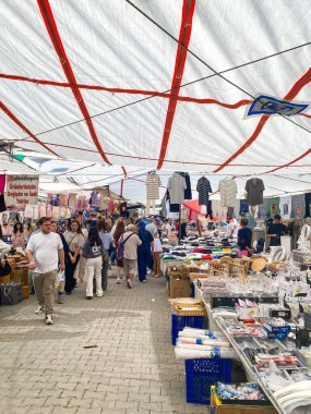 El sanatları, giysiler, çantalar, mutfak gereçleri, sepet, iç çamaşırı, ev eşyaları ve dekorasyon ve mücevher satıcılarıyla Alacati 'de yerel hafta sonu pazarı. 