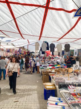 El sanatları, giysiler, çantalar, mutfak gereçleri, sepet, iç çamaşırı, ev eşyaları ve dekorasyon ve mücevher satıcılarıyla Alacati 'de yerel hafta sonu pazarı. 