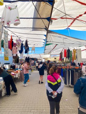 El sanatları, giysiler, çantalar, mutfak gereçleri, sepet, iç çamaşırı, ev eşyaları ve dekorasyon ve mücevher satıcılarıyla Alacati 'de yerel hafta sonu pazarı. 