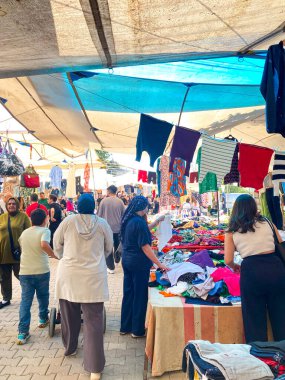 El sanatları, giysiler, çantalar, mutfak gereçleri, sepet, iç çamaşırı, ev eşyaları ve dekorasyon ve mücevher satıcılarıyla Alacati 'de yerel hafta sonu pazarı. 