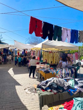 El sanatları, giysiler, çantalar, mutfak gereçleri, sepet, iç çamaşırı, ev eşyaları ve dekorasyon ve mücevher satıcılarıyla Alacati 'de yerel hafta sonu pazarı. 