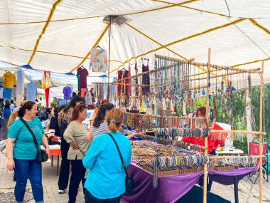 El sanatları, giysiler, çantalar, mutfak gereçleri, sepet, iç çamaşırı, ev eşyaları ve dekorasyon ve mücevher satıcılarıyla Alacati 'de yerel hafta sonu pazarı. 