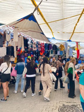 El sanatları, giysiler, çantalar, mutfak gereçleri, sepet, iç çamaşırı, ev eşyaları ve dekorasyon ve mücevher satıcılarıyla Alacati 'de yerel hafta sonu pazarı. 