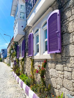  Alacati 'nin küçük, sevimli bir kasabası, kaldırımtaşı sokak aralığı, canlı ve modaya uygun kafeler, restoranlar ve güzel renkli dekorasyonlarla dolu. 