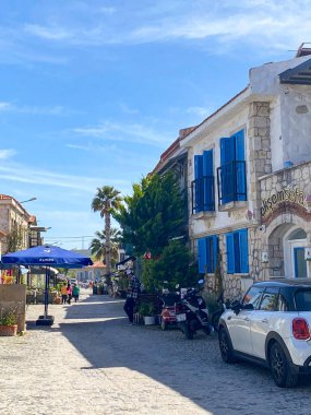  Alacati 'nin küçük, sevimli bir kasabası, kaldırımtaşı sokak aralığı, canlı ve modaya uygun kafeler, restoranlar ve güzel renkli dekorasyonlarla dolu. 