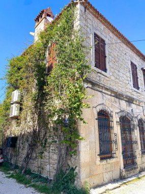 Güzel renkli Alacati kasabası, sokakları ve kaldırımlı kaldırım taşları olan caddeleri, bir sürü modaya uygun ve havalı kafe, restoranlar, bar, bistro ve kafe. 