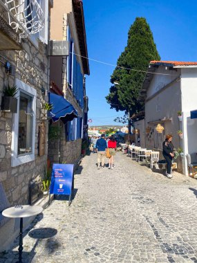  Alacati 'nin küçük, sevimli bir kasabası, kaldırımtaşı sokak aralığı, canlı ve modaya uygun kafeler, restoranlar ve güzel renkli dekorasyonlarla dolu. 