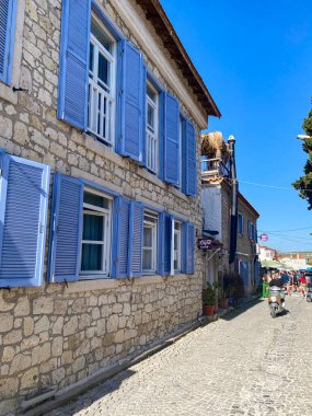  Alacati 'nin küçük, sevimli bir kasabası, kaldırımtaşı sokak aralığı, canlı ve modaya uygun kafeler, restoranlar ve güzel renkli dekorasyonlarla dolu. 
