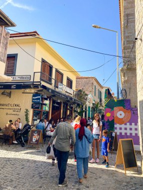  Alacati 'nin küçük, sevimli bir kasabası, kaldırımtaşı sokak aralığı, canlı ve modaya uygun kafeler, restoranlar ve güzel renkli dekorasyonlarla dolu. 
