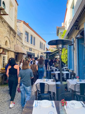  Alacati 'nin küçük, sevimli bir kasabası, kaldırımtaşı sokak aralığı, canlı ve modaya uygun kafeler, restoranlar ve güzel renkli dekorasyonlarla dolu. 