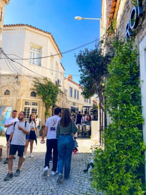  Alacati 'nin küçük, sevimli bir kasabası, kaldırımtaşı sokak aralığı, canlı ve modaya uygun kafeler, restoranlar ve güzel renkli dekorasyonlarla dolu. 