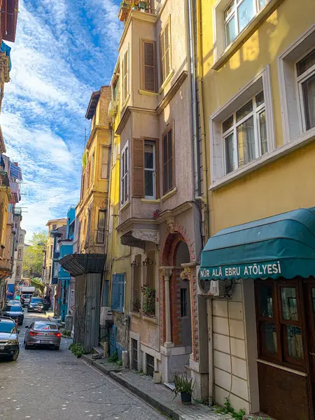 Balat, İstanbul 'un Balat, Fener semtindeki renkli evler ve binalar bir sürü modaya uygun kafe, restoran ve dükkanlarla dolu.