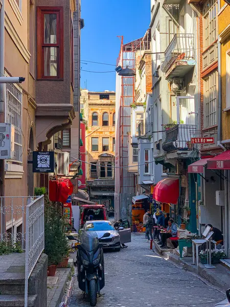 Balat, İstanbul 'un Balat, Fener semtindeki renkli evler ve binalar bir sürü modaya uygun kafe, restoran ve dükkanlarla dolu.