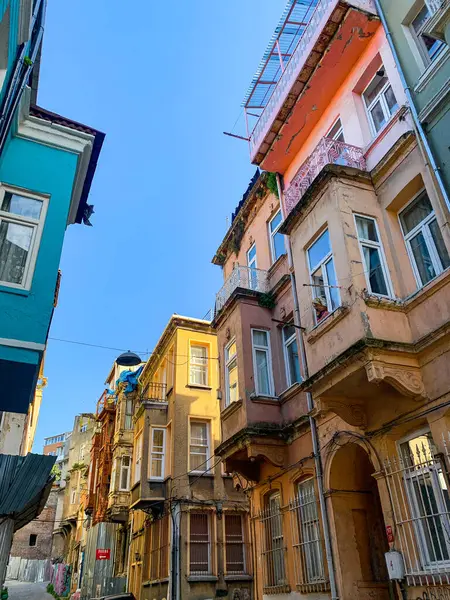 Balat, İstanbul 'un Balat, Fener semtindeki renkli evler ve binalar bir sürü modaya uygun kafe, restoran ve dükkanlarla dolu.