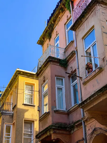 Balat, İstanbul 'un Balat, Fener semtindeki renkli evler ve binalar bir sürü modaya uygun kafe, restoran ve dükkanlarla dolu.