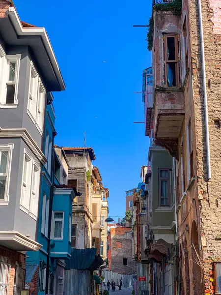 Balat, İstanbul 'un Balat, Fener semtindeki renkli evler ve binalar bir sürü modaya uygun kafe, restoran ve dükkanlarla dolu.