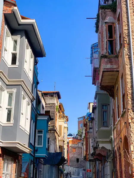Balat, İstanbul 'un Balat, Fener semtindeki renkli evler ve binalar bir sürü modaya uygun kafe, restoran ve dükkanlarla dolu.