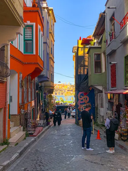 Balat, İstanbul 'un Balat, Fener semtindeki renkli evler ve binalar bir sürü modaya uygun kafe, restoran ve dükkanlarla dolu.