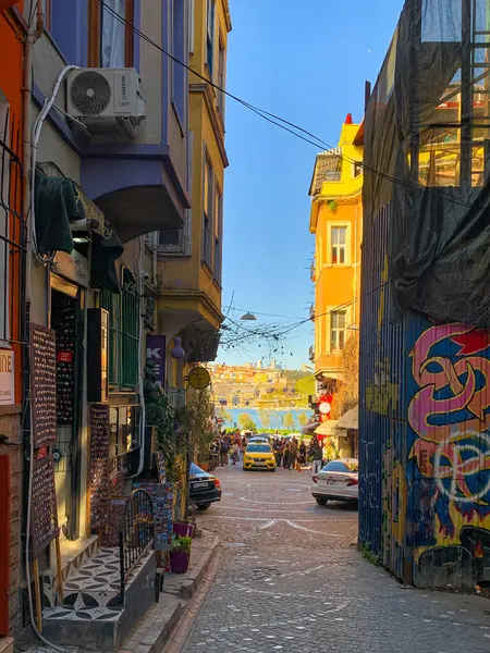 Balat, İstanbul 'un Balat, Fener semtindeki renkli evler ve binalar bir sürü modaya uygun kafe, restoran ve dükkanlarla dolu.
