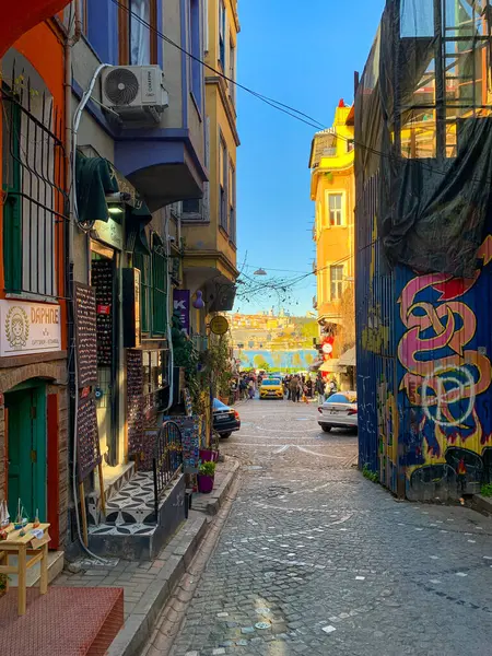 Balat, İstanbul 'un Balat, Fener semtindeki renkli evler ve binalar bir sürü modaya uygun kafe, restoran ve dükkanlarla dolu.