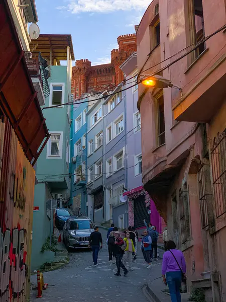 Balat, İstanbul 'un Balat, Fener semtindeki renkli evler ve binalar bir sürü modaya uygun kafe, restoran ve dükkanlarla dolu.