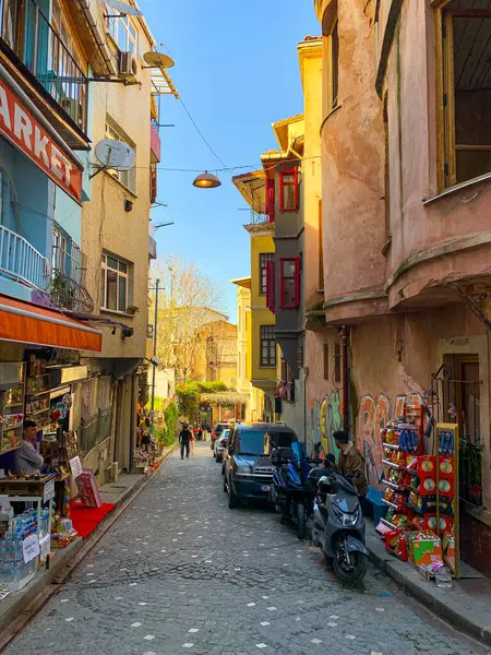 Balat, İstanbul 'un Balat, Fener semtindeki renkli evler ve binalar bir sürü modaya uygun kafe, restoran ve dükkanlarla dolu.