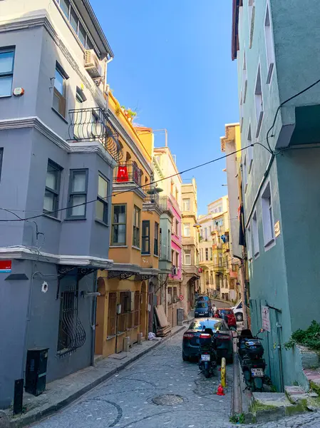 Balat, İstanbul 'un Balat, Fener semtindeki renkli evler ve binalar bir sürü modaya uygun kafe, restoran ve dükkanlarla dolu.