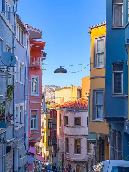 Balat, İstanbul 'un Balat, Fener semtindeki renkli evler ve binalar bir sürü modaya uygun kafe, restoran ve dükkanlarla dolu.