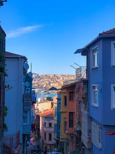 Balat, İstanbul 'un Balat, Fener semtindeki renkli evler ve binalar bir sürü modaya uygun kafe, restoran ve dükkanlarla dolu.