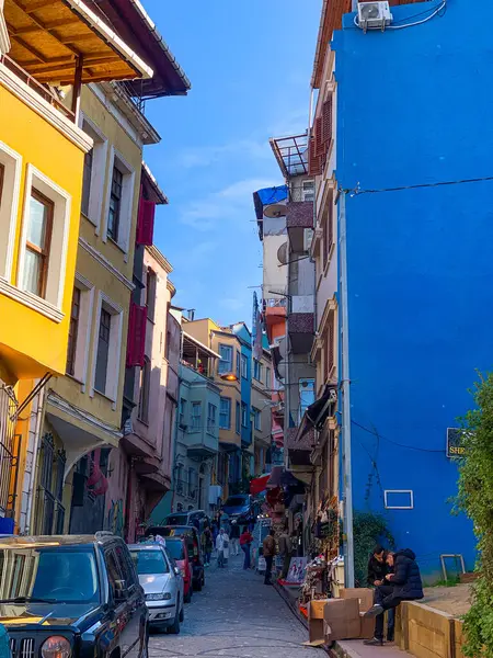 Balat, İstanbul 'un Balat, Fener semtindeki renkli evler ve binalar bir sürü modaya uygun kafe, restoran ve dükkanlarla dolu.
