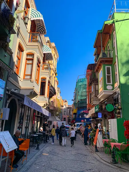 Balat, İstanbul 'un Balat, Fener semtindeki renkli evler ve binalar bir sürü modaya uygun kafe, restoran ve dükkanlarla dolu.
