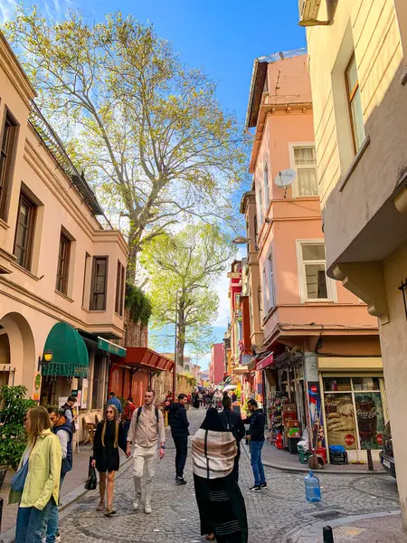 Balat, İstanbul 'un Balat, Fener semtindeki renkli evler ve binalar bir sürü modaya uygun kafe, restoran ve dükkanlarla dolu.