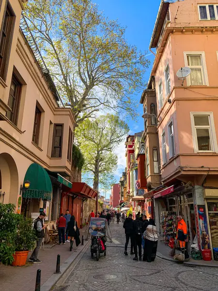 Balat, İstanbul 'un Balat, Fener semtindeki renkli evler ve binalar bir sürü modaya uygun kafe, restoran ve dükkanlarla dolu.