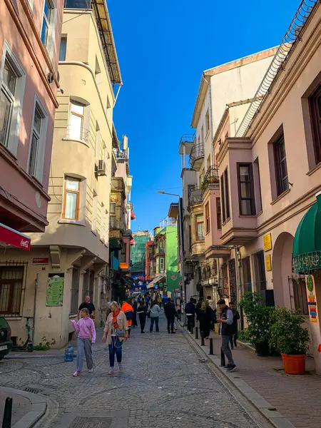Balat, İstanbul 'un Balat, Fener semtindeki renkli evler ve binalar bir sürü modaya uygun kafe, restoran ve dükkanlarla dolu.