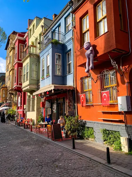 Balat, İstanbul 'un Balat, Fener semtindeki renkli evler ve binalar bir sürü modaya uygun kafe, restoran ve dükkanlarla dolu.
