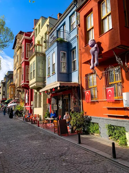 Balat, İstanbul 'un Balat, Fener semtindeki renkli evler ve binalar bir sürü modaya uygun kafe, restoran ve dükkanlarla dolu.