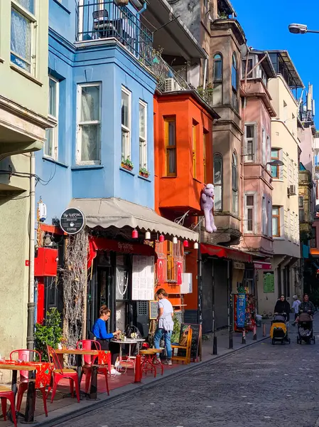Balat, İstanbul 'un Balat, Fener semtindeki renkli evler ve binalar bir sürü modaya uygun kafe, restoran ve dükkanlarla dolu.