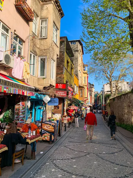 Balat, İstanbul 'un Balat, Fener semtindeki renkli evler ve binalar bir sürü modaya uygun kafe, restoran ve dükkanlarla dolu.