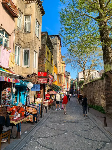 Balat, İstanbul 'un Balat, Fener semtindeki renkli evler ve binalar bir sürü modaya uygun kafe, restoran ve dükkanlarla dolu.