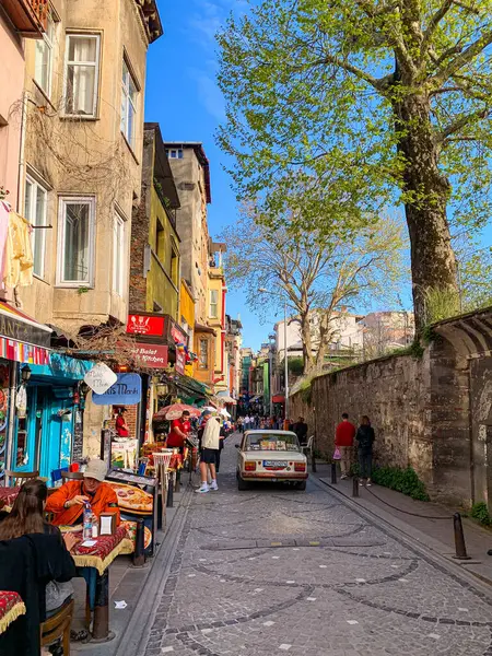 Balat, İstanbul 'un Balat, Fener semtindeki renkli evler ve binalar bir sürü modaya uygun kafe, restoran ve dükkanlarla dolu.